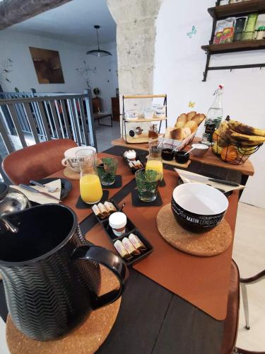 una mesa con comida y bebidas encima en Chez Stéphane et Patricia, en Vertaizon