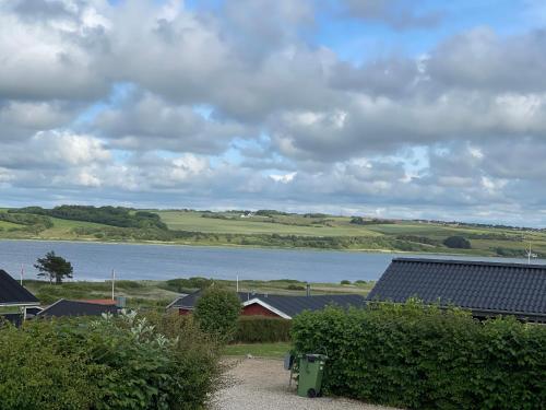 a view of a large body of water with houses at Ældre Sommerhus Max 4 voksne og 4 børn in Lemvig