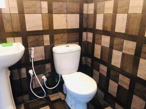 La salle de bains est pourvue de toilettes et d'un lavabo. dans l'établissement New Elkaduwa LOFT Hotel, à Wattegama