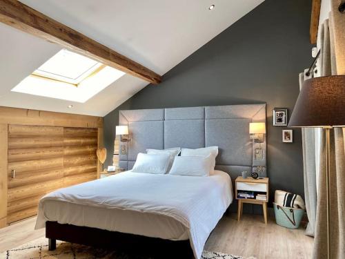 sypialnia z dużym białym łóżkiem i świetlikiem w obiekcie Appartement Mocca au coeur de Chamonix Mont-Blanc w Chamonix-Mont-Blanc