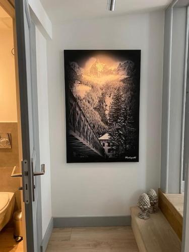 une photo sur un mur avec une peinture sur le mur dans l'établissement Appartement Mocca au coeur de Chamonix Mont-Blanc, à Chamonix-Mont-Blanc