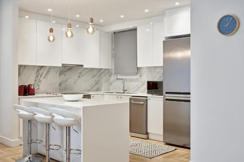 Spacious 2bd Apt in Prime Location next to Divani