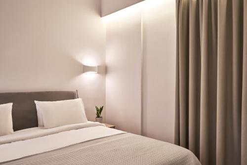 una camera con letto e tenda di Spacious 2bd Apt in Prime Location next to Divani ad Atene