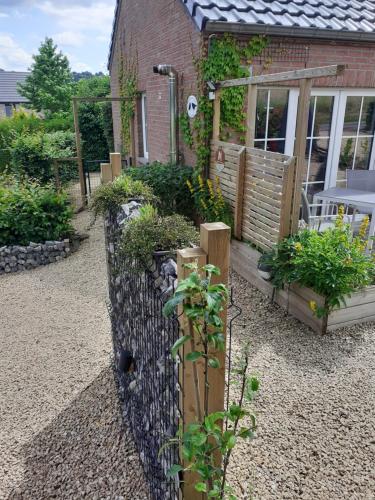 een tuin voor een huis met planten bij Les moineaux du Lileau in Marchin