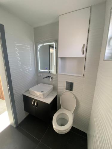 Ένα μπάνιο στο Etna Apartments
