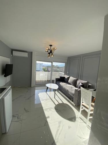 Μια τηλεόραση ή/και κέντρο ψυχαγωγίας στο Etna Apartments