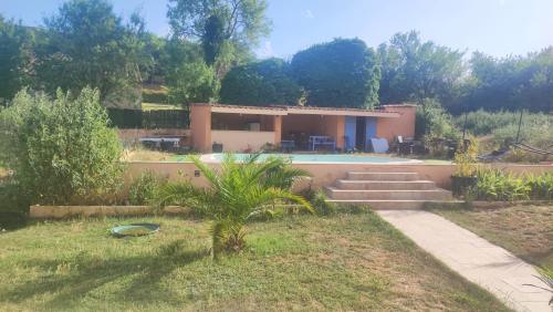 una casa con piscina en un patio en Villa près des remparts en Régusse