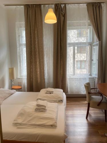 Postel nebo postele na pokoji v ubytování Gallery Hotel SIS