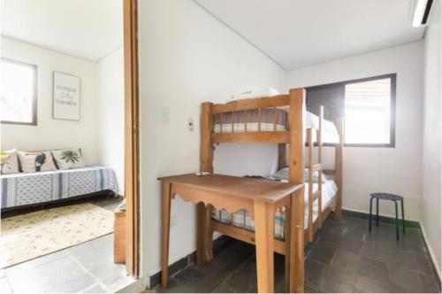 a bedroom with a desk and a bunk bed at Casa Litoral Sul de São Paulo, Peruibe in Itariri
