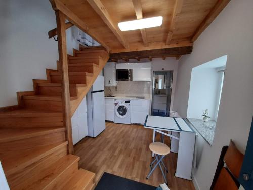 una pequeña cocina con escalera en una casa en VIVIENDA VACACIONAL LA CASINA en Barro de Llanes