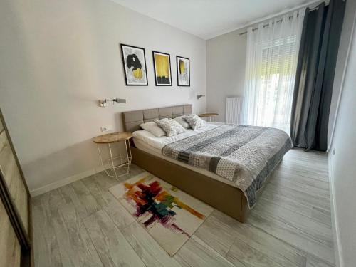- une chambre avec un lit et un tapis au sol dans l'établissement Apartament Pogorzelica - Baltic Park, à Pogorzelica