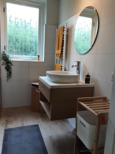 Ένα μπάνιο στο Rumah Senang Wellness met hottub en tuin