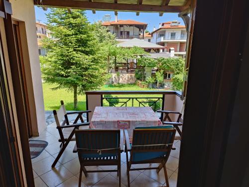 Balkon atau teras di Voula Kourbeti Apartments