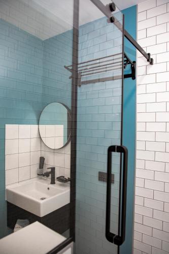 ein Badezimmer mit Waschbecken und Spiegel in der Unterkunft Maison in Bosteri
