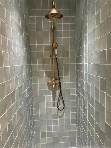 La salle de bains carrelée est pourvue d'une douche éclairée. dans l'établissement La Suite du Castillet, à Perpignan