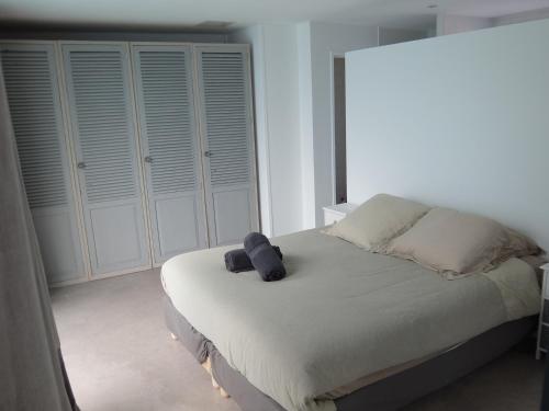 a bedroom with a bed with a stuffed animal on it at Superbe appartement proche des plages avec parking gratuit in Ramatuelle