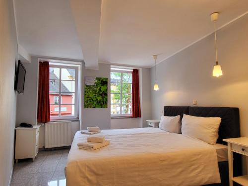 Un pat sau paturi într-o cameră la Hotel am Markt
