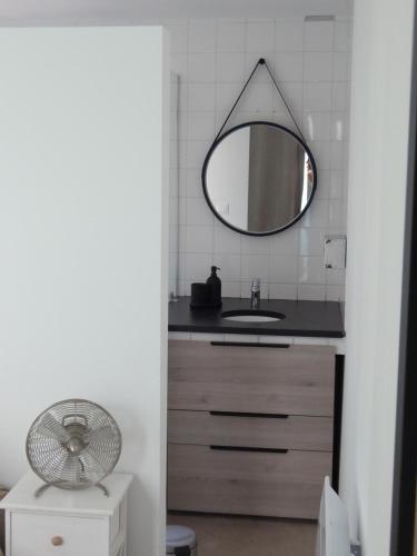 a bathroom with a sink and a mirror at Superbe appartement proche des plages avec parking gratuit in Ramatuelle