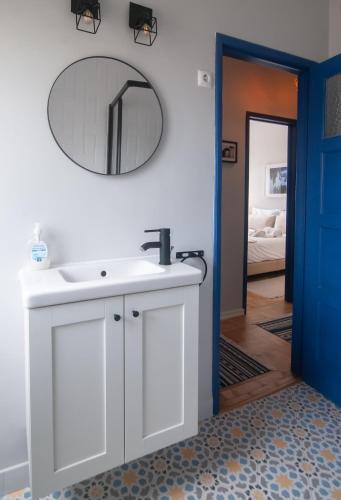 a bathroom with a sink and a mirror on the wall at Casa da Travessa - Óbidos in Óbidos