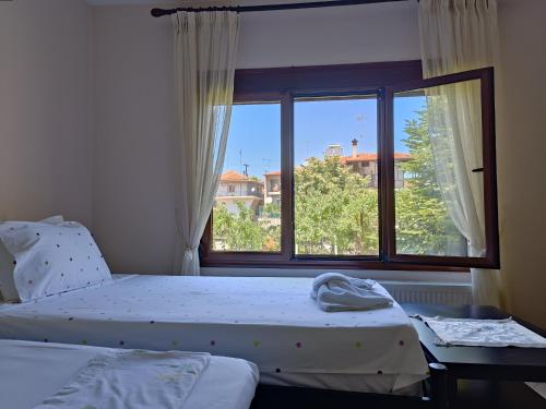 Postel nebo postele na pokoji v ubytování Voula Kourbeti Apartments