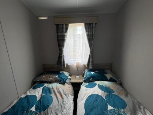 Un pat sau paturi într-o cameră la The Wee Hoose