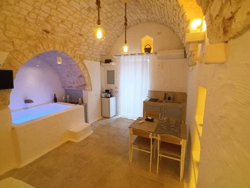 een grote kamer met een keuken en een bad bij Lory's Luxury Suite Ostuni in Ostuni