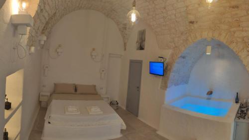een badkamer met een bad en een tv in een kamer bij Lory's Luxury Suite Ostuni in Ostuni
