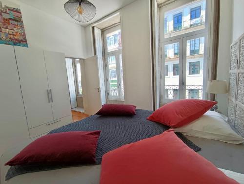 ポルトにあるAppartement Pont Luizのベッドルーム1室(大型ベッド1台、赤い枕付)