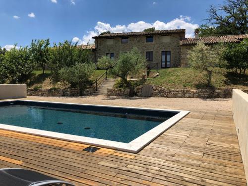 - une piscine en face d'une maison dans l'établissement Agriturismo Sant'Angelo holiday farm, à Gualdo Cattaneo