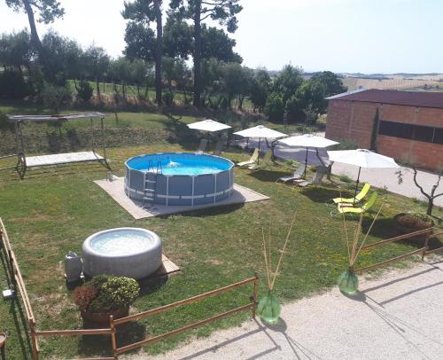 Piscine de l'établissement B&B I Pini Di Storaco ou située à proximité