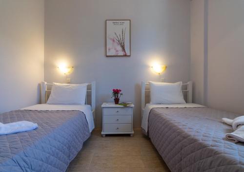 two beds sitting next to each other in a bedroom at Anthoula house in Vlachopoulátika