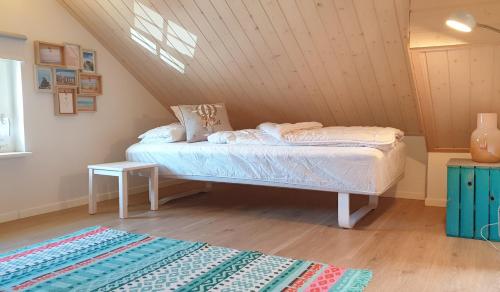 Cama ou camas em um quarto em Iris Strandhus