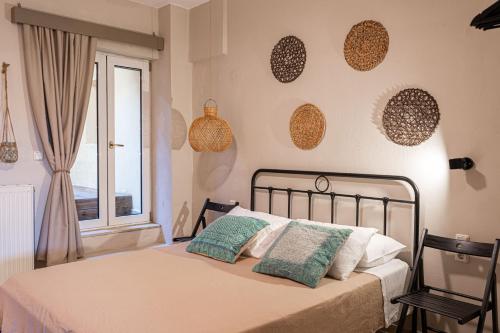 เตียงในห้องที่ arismari cretan holiday home