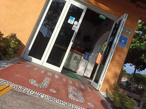 Η πρόσοψη ή η είσοδος του Hotel J.B.