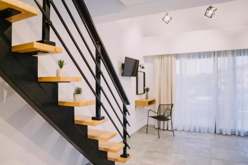 Una escalera en una casa con sala de estar en BLUE STONE Luxury Suites en Limenaria