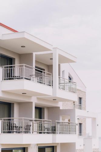 Gallery image of BLUE STONE Luxury Suites in Limenaria