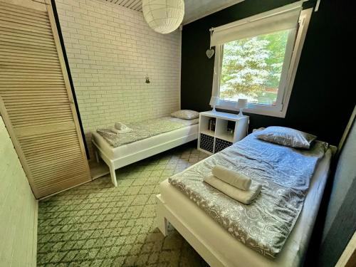Säng eller sängar i ett rum på Dom letniskowy Bory Tucholskie