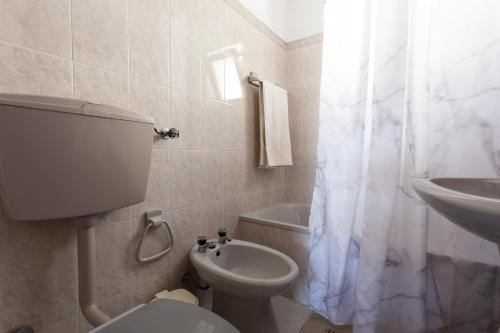 カラパテイラにあるCasa Lusco Fuscoの白いバスルーム(トイレ、シンク付)