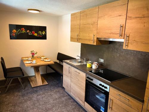 Una cocina o zona de cocina en Apart Berghof Steinbock