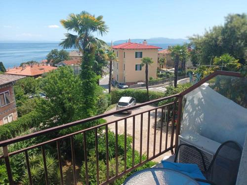 balcón con vistas a la ciudad y al océano en Guesthouse Villa Stanger, en Lovran