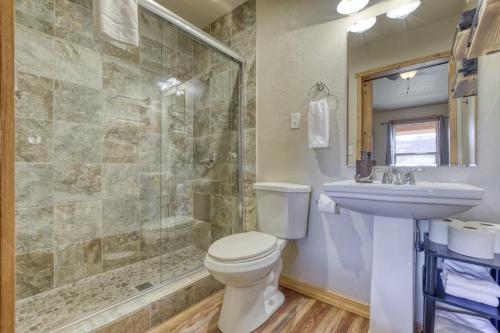 ein Bad mit einem WC, einer Dusche und einem Waschbecken in der Unterkunft --30 mins to Zion--Two Cabins w/ Game Room--Bryce/Lake Powell/Grand Canyon in Kanab