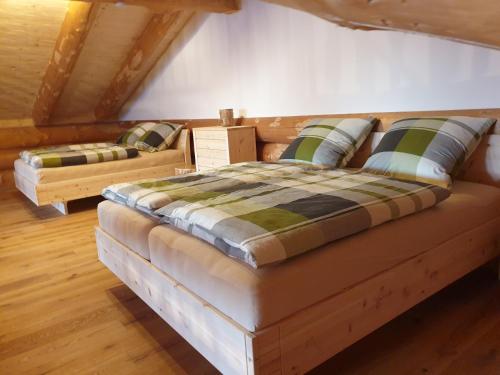 Tempat tidur dalam kamar di Hüttenzauber Laumer