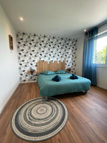 1 dormitorio con cama y alfombra en el suelo de madera en A L'orée des vignes, superbe logement de 80 m2, en Wangen