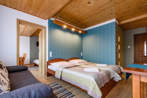 um quarto com uma cama grande e um sofá em Dom Wczasowy Radość em Rewal