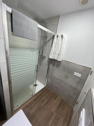 prysznic ze szklanymi drzwiami w łazience w obiekcie B-Rent Digital apartment Zen wifi free w Corralejo