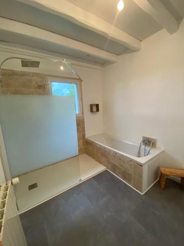 une salle de bain avec une baignoire et un lavabo dans l'établissement Baketsua, à Saint-Pée-sur-Nivelle