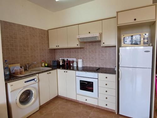 Foto Queens Gardens suite by the sea, pool and mall 5