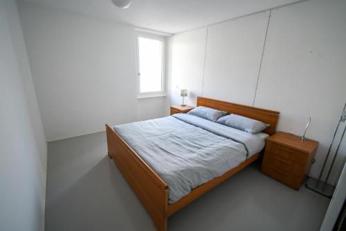 sypialnia z łóżkiem i oknem w obiekcie Splendido appartamento a due passi da Locarno w mieście Tenero