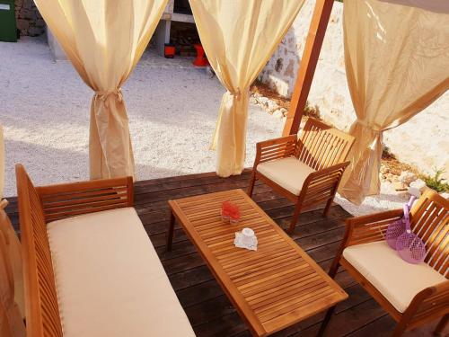 صورة لـ Holiday House GALEB- 20 Meters from Beach!! في سيفيد