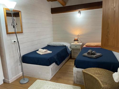 um pequeno quarto com duas camas e um candeeiro em Villetta Santa Maria em Orosei